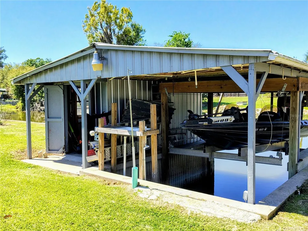 664 CR 467 Lake Panasoffkee, FL 33538