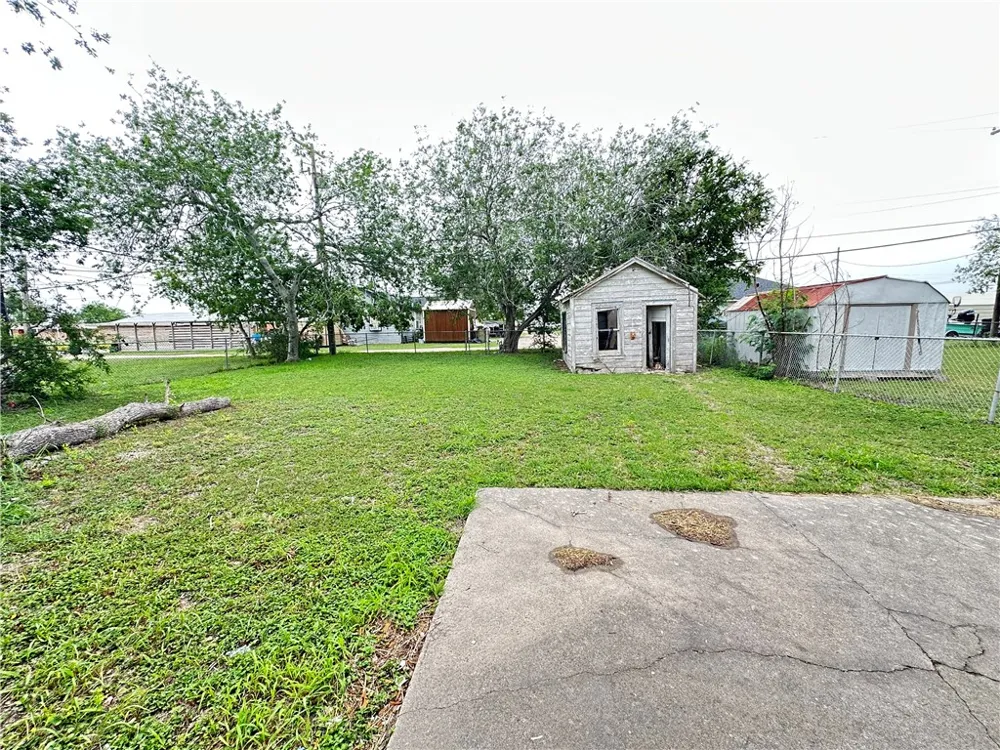 921 Oak Street Taft, TX 78390