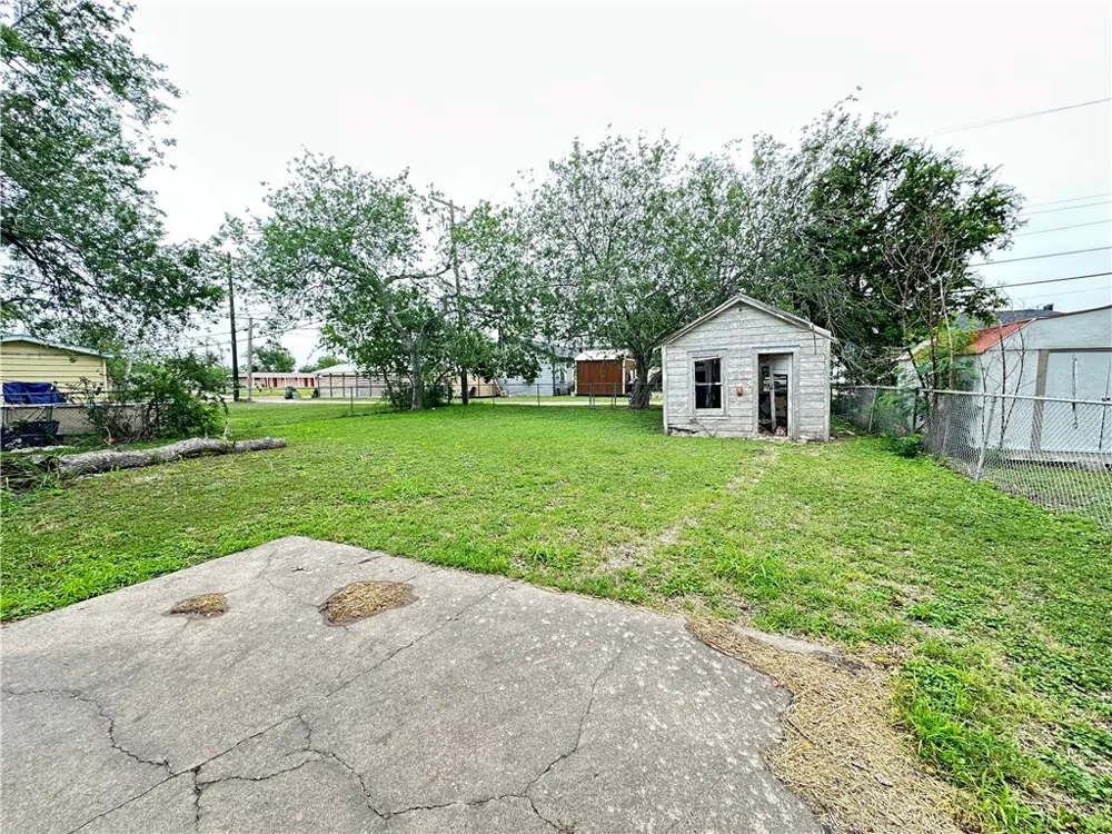 921 Oak Street Taft, TX 78390