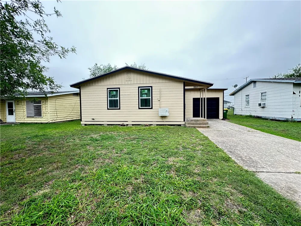 921 Oak Street Taft, TX 78390