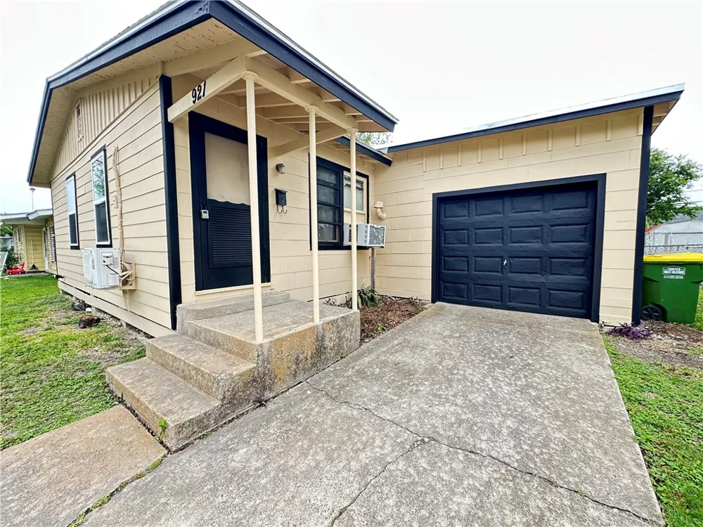 921 Oak Street Taft, TX 78390