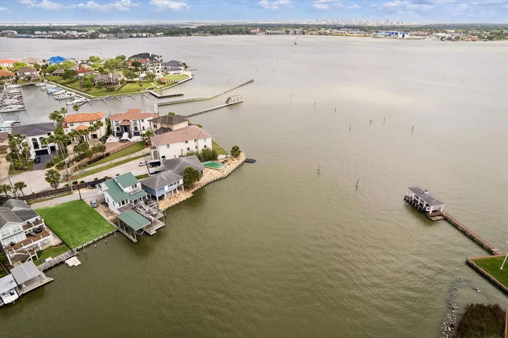 2112 Fenwood Street Kemah, TX 77565