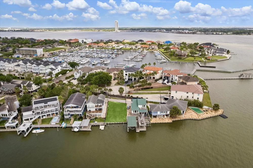 2112 Fenwood Street Kemah, TX 77565