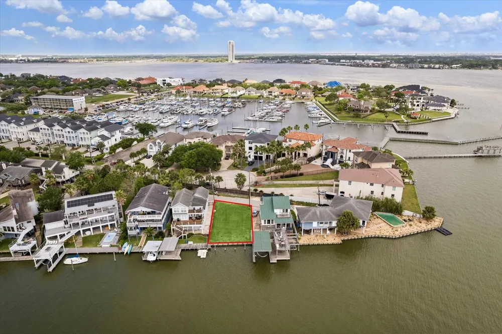 2112 Fenwood Street Kemah, TX 77565