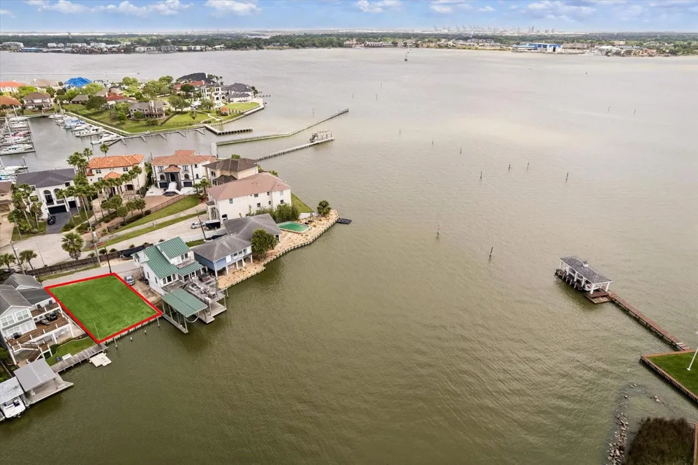 2112 Fenwood Street Kemah, TX 77565
