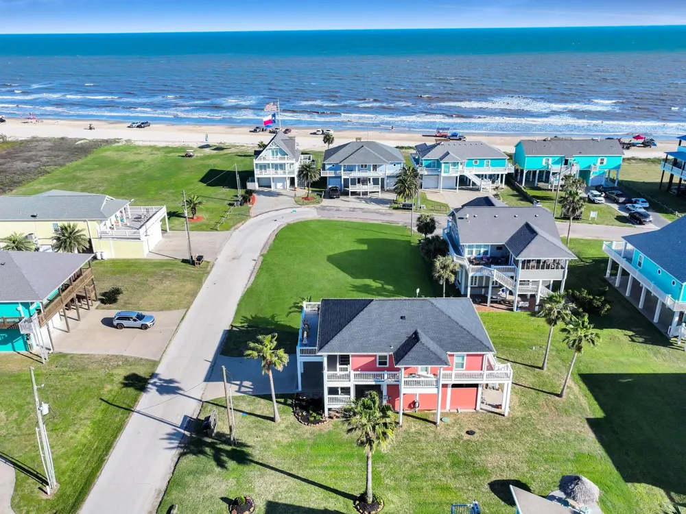 2727 Gillespie Crystal Beach, TX 77650