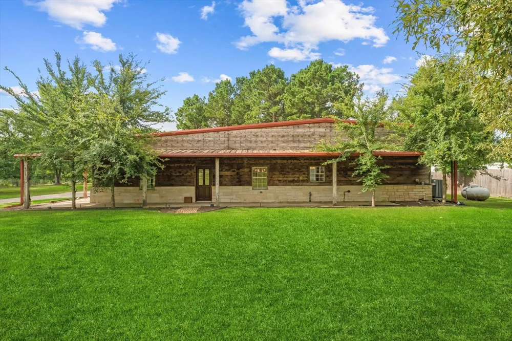 9250 County Road 302 Plantersville, TX 77363