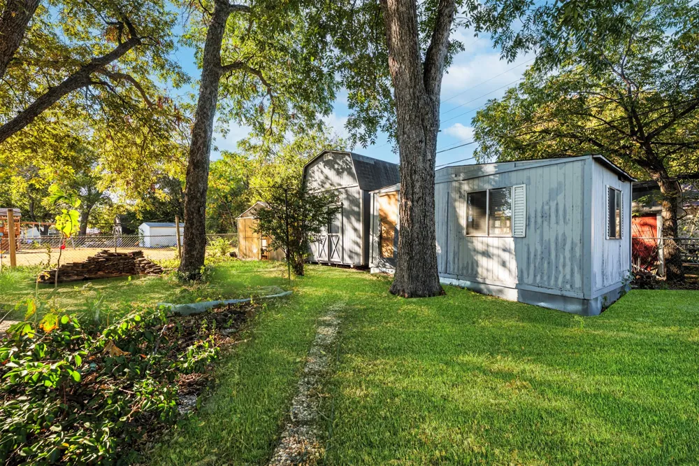 4557 Dee Lane Haltom City, TX 76117