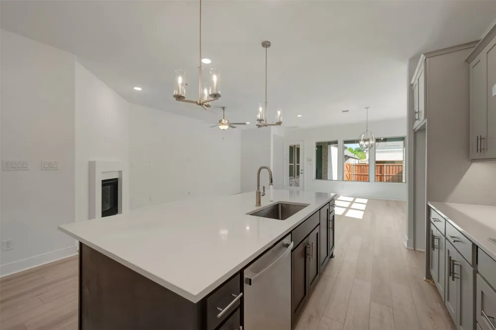 2081 Pine Grove Lane Arlington, TX 76005