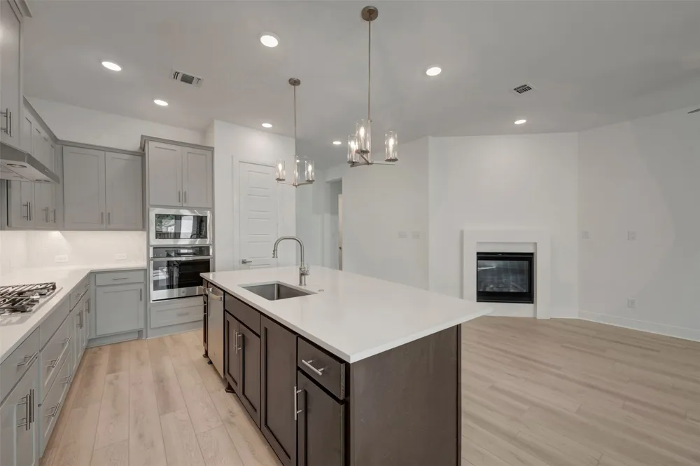2081 Pine Grove Lane Arlington, TX 76005