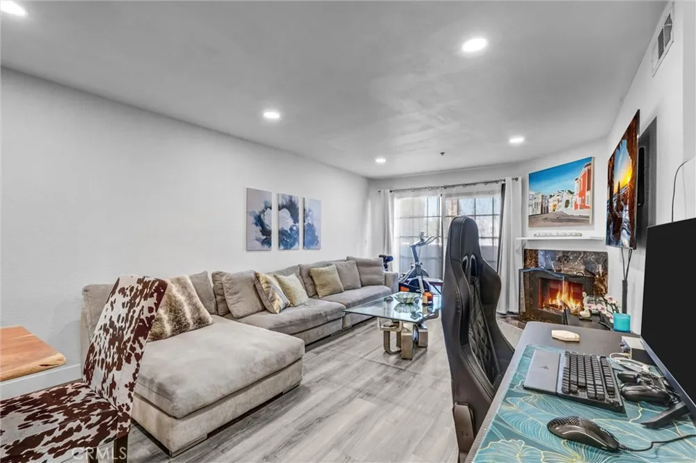 6545 Reseda Boulevard #6 Reseda, CA 91335