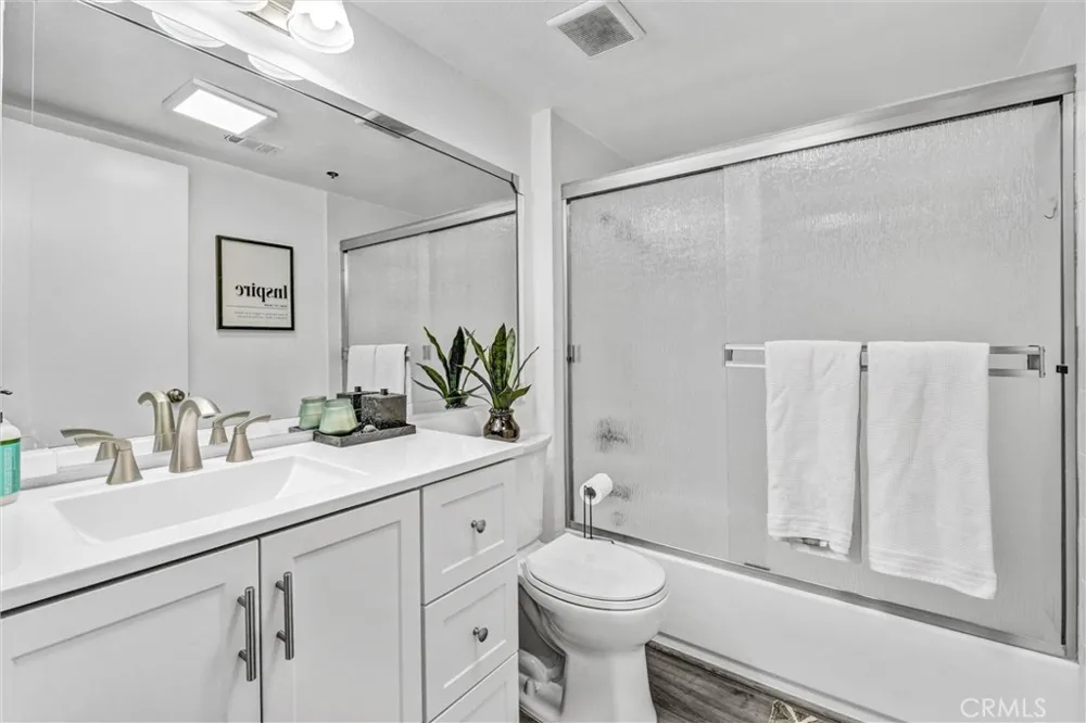 6545 Reseda Boulevard #6 Reseda, CA 91335