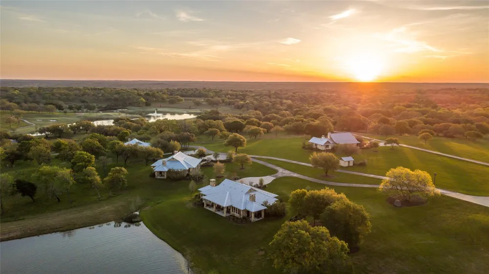 31 Mallard Lane Columbus, TX 78934
