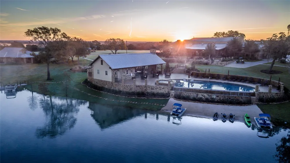 31 Mallard Lane Columbus, TX 78934