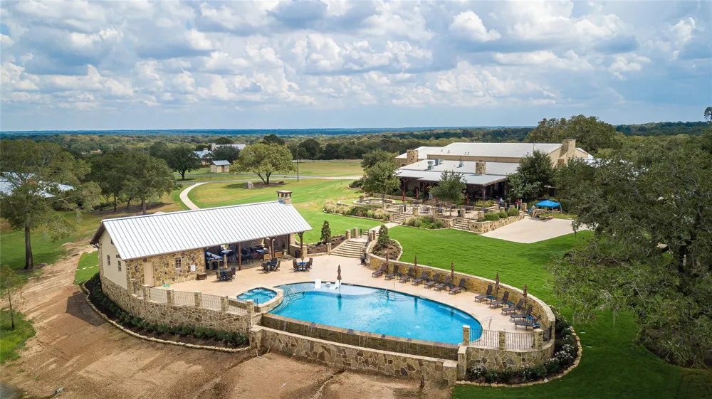 31 Mallard Lane Columbus, TX 78934