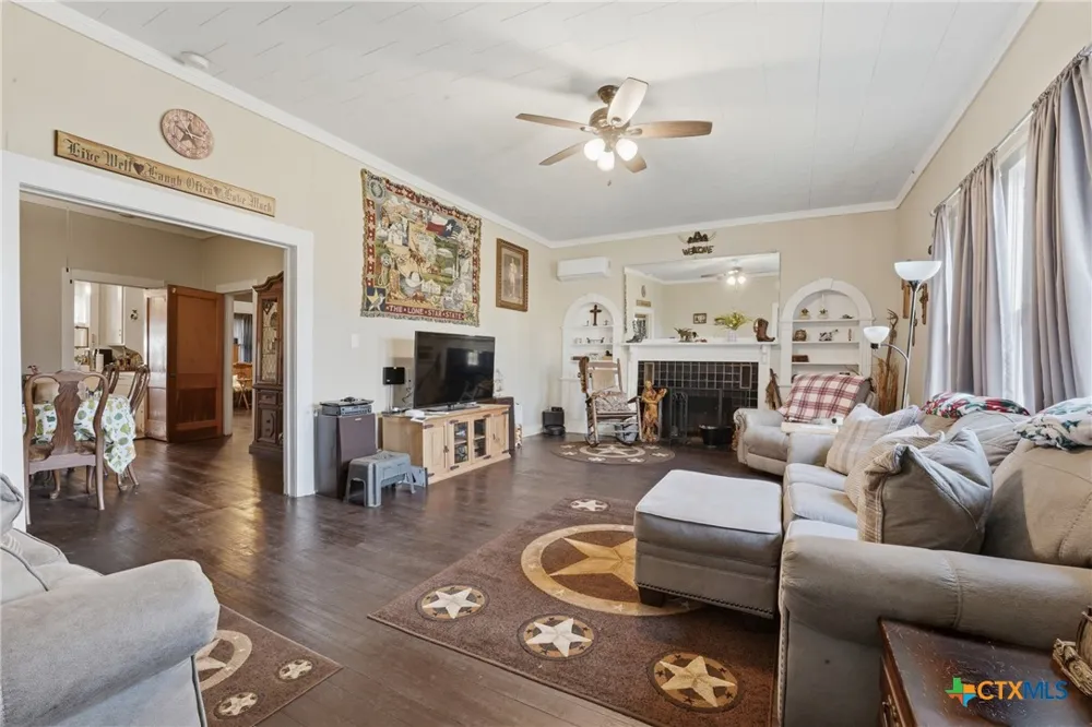 211 E 4th Street Nixon, TX 78140