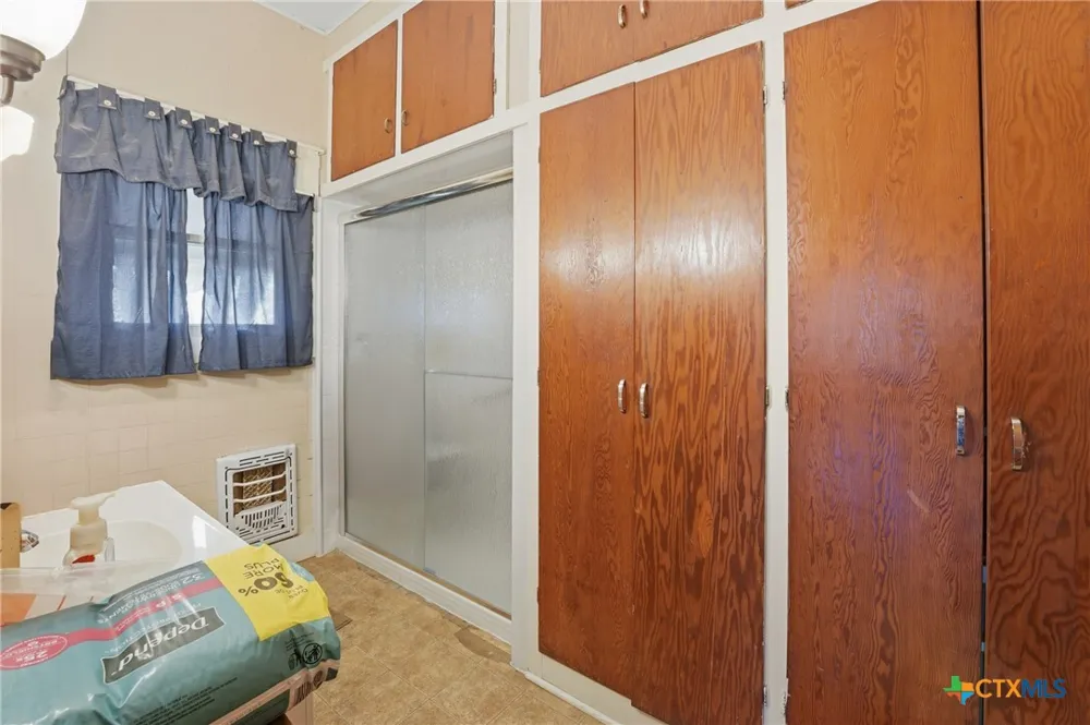 211 E 4th Street Nixon, TX 78140