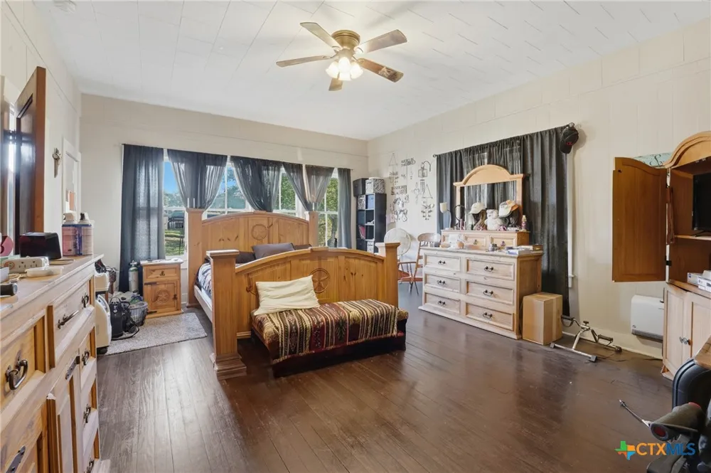 211 E 4th Street Nixon, TX 78140