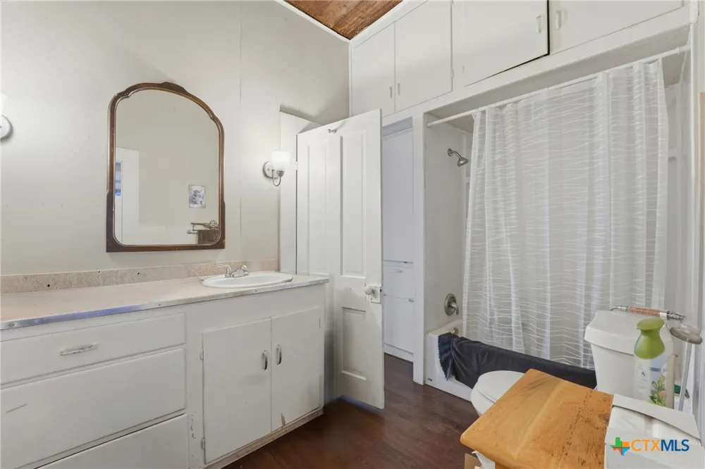 211 E 4th Street Nixon, TX 78140