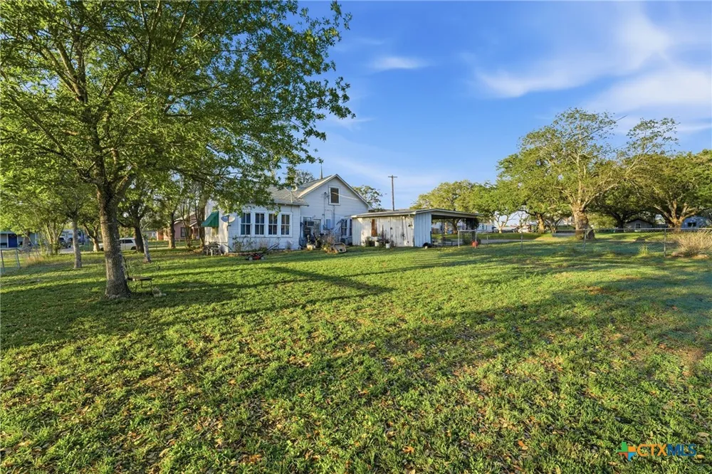211 E 4th Street Nixon, TX 78140