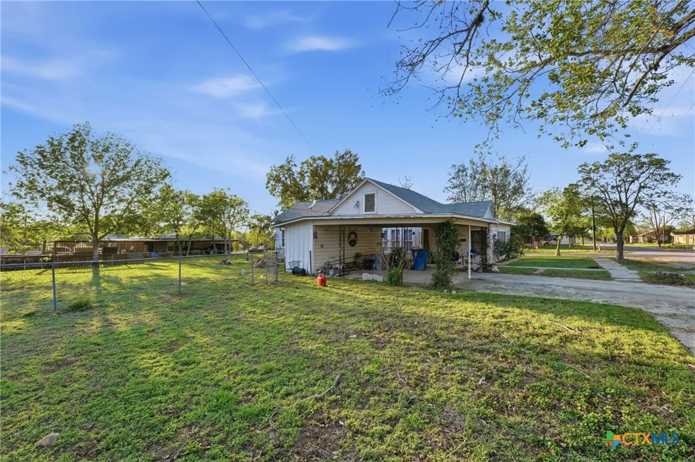 211 E 4th Street Nixon, TX 78140