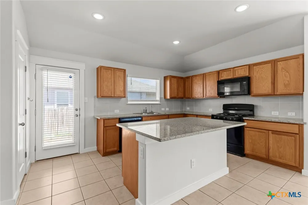4837 Park Glen Marion, TX 78124