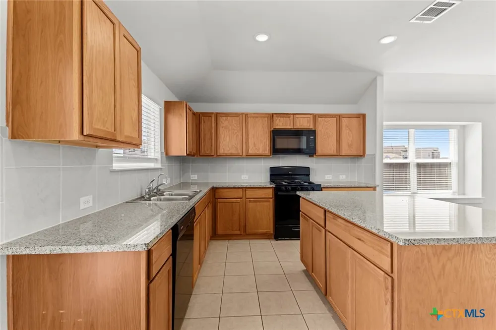 4837 Park Glen Marion, TX 78124