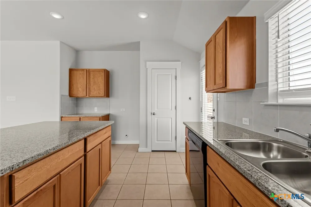 4837 Park Glen Marion, TX 78124