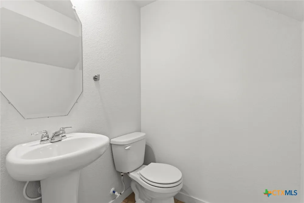 4837 Park Glen Marion, TX 78124