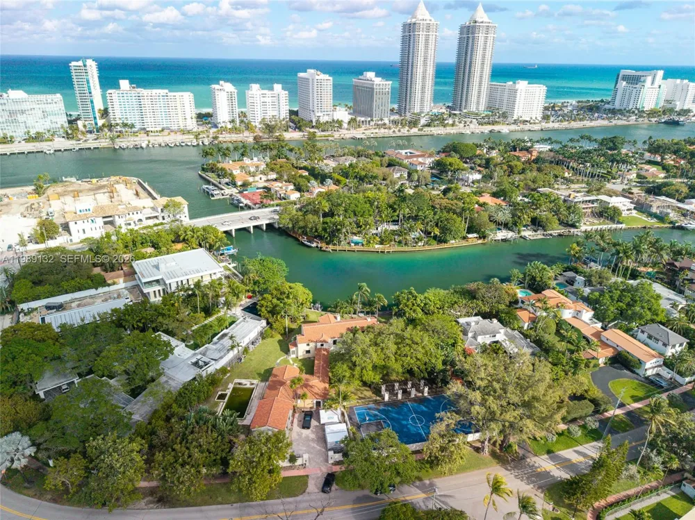5005 Lakeview Dr Miami Beach, FL 33140