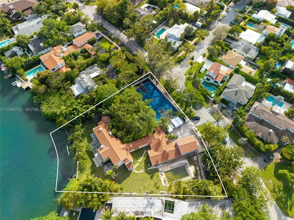 5005 Lakeview Dr Miami Beach, FL 33140