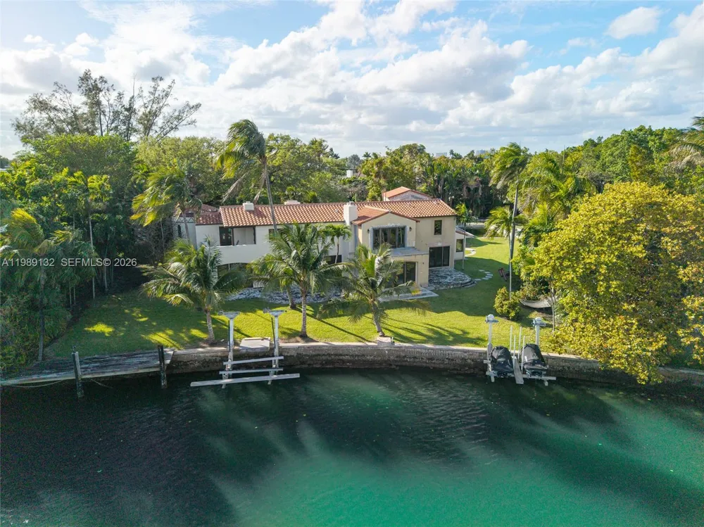 5005 Lakeview Dr Miami Beach, FL 33140