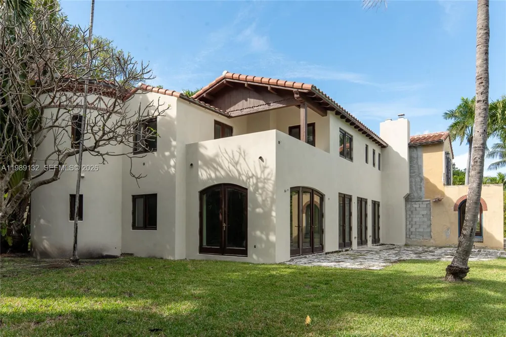 5005 Lakeview Dr Miami Beach, FL 33140
