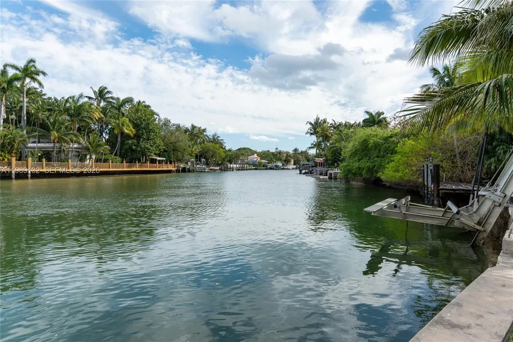 5005 Lakeview Dr Miami Beach, FL 33140