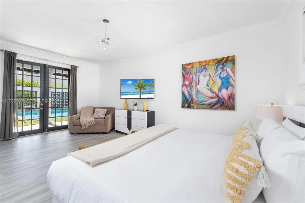 472 Sunset Dr Hallandale Beach, FL 33009