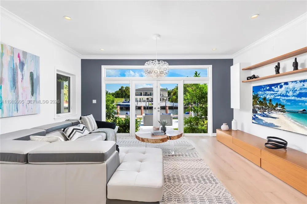 472 Sunset Dr Hallandale Beach, FL 33009