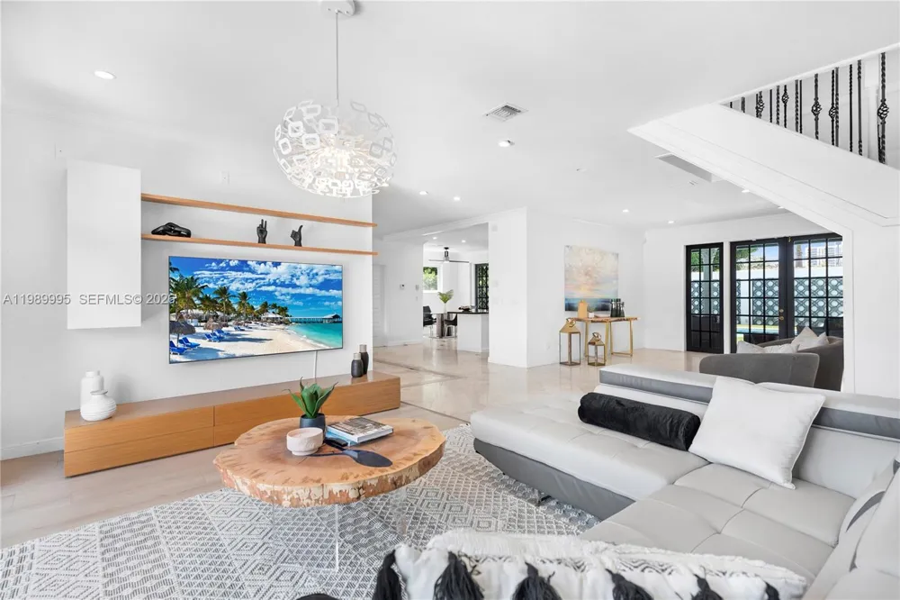 472 Sunset Dr Hallandale Beach, FL 33009