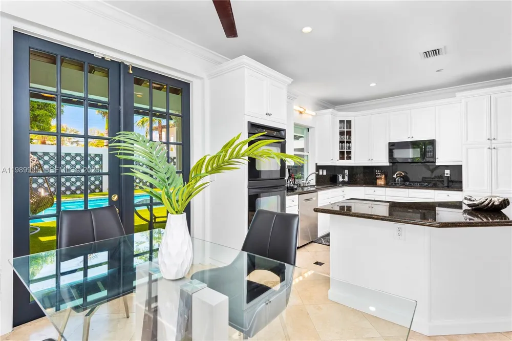 472 Sunset Dr Hallandale Beach, FL 33009