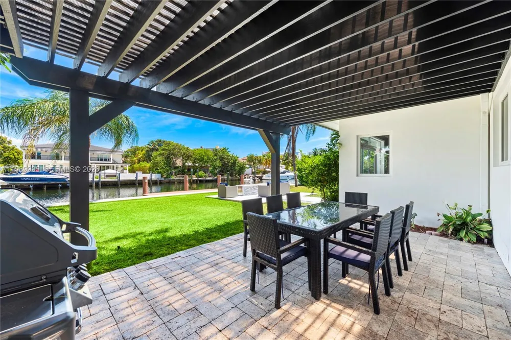 472 Sunset Dr Hallandale Beach, FL 33009