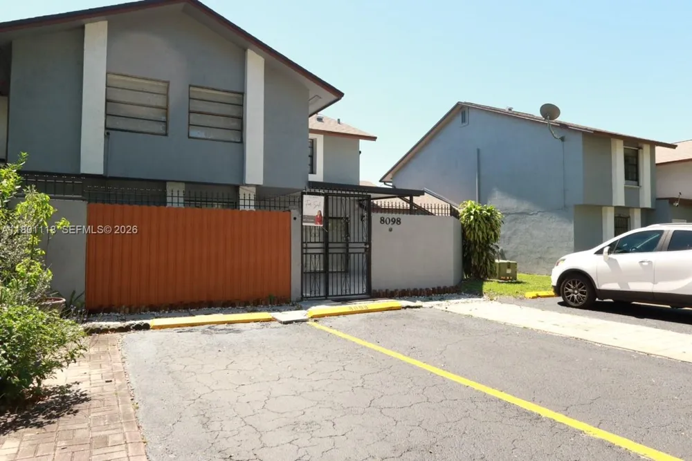 8098 NW 99th Ter Hialeah Gardens, FL 33016