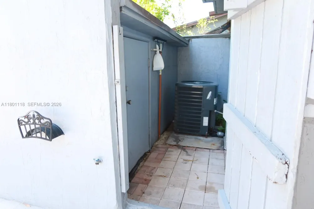 8098 NW 99th Ter Hialeah Gardens, FL 33016