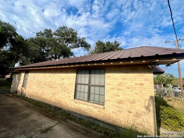 406 W Sylvia Beeville, TX 78102