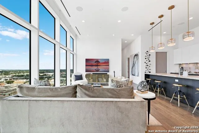 123 Lexington #1806 San Antonio, TX 78205