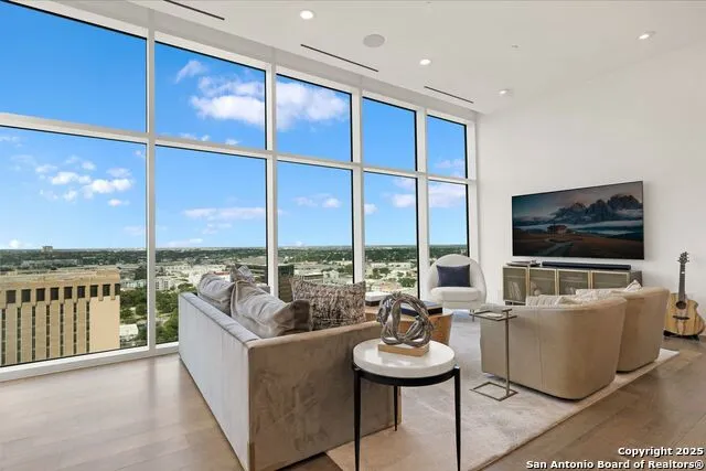 123 Lexington #1806 San Antonio, TX 78205