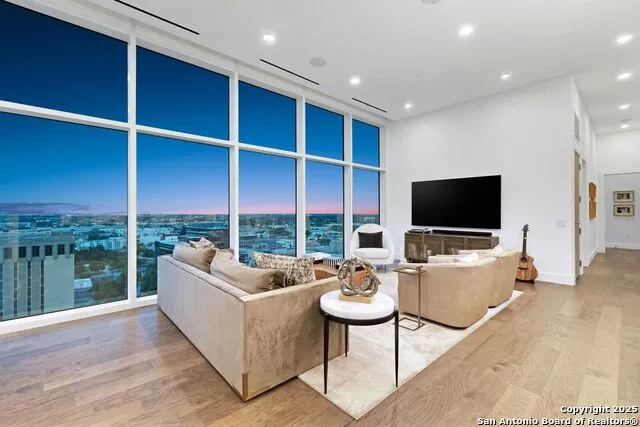 123 Lexington #1806 San Antonio, TX 78205