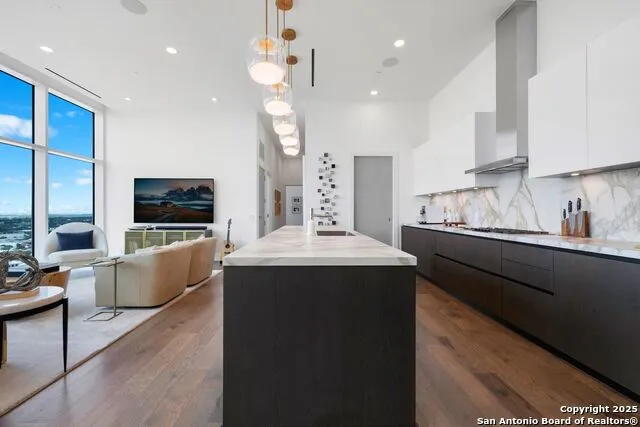 123 Lexington #1806 San Antonio, TX 78205