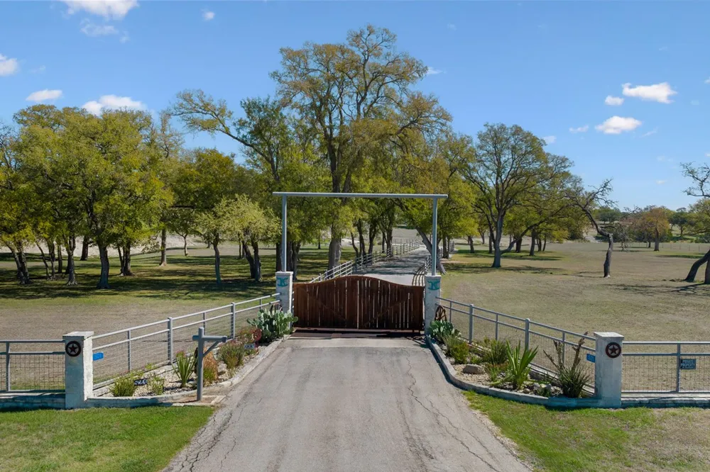 521 Bluff Creek Road Road Center Point, TX 78010