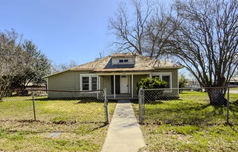 302 E Crockett Street