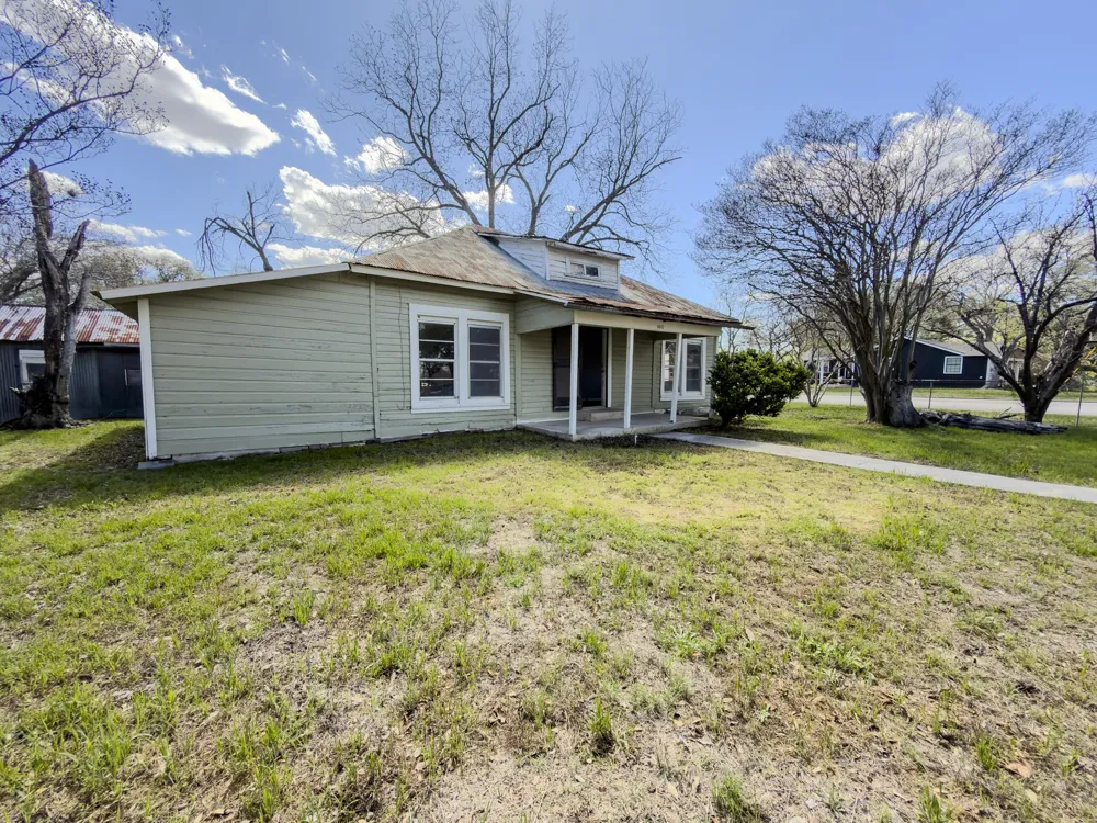 302 E Crockett Street Luling, TX 78648