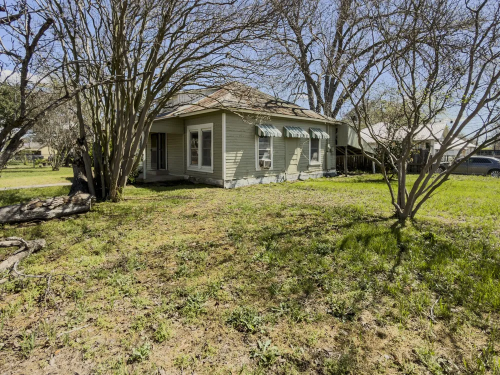 302 E Crockett Street Luling, TX 78648